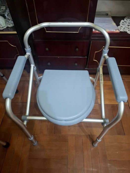 Vând scaun de wc de camera pliabila