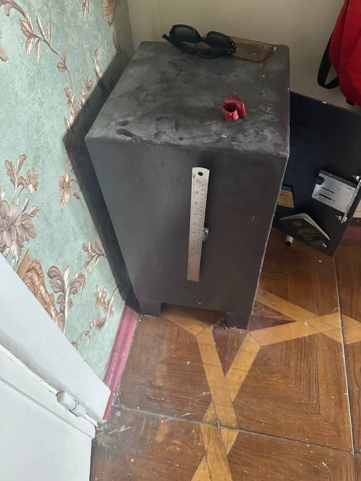 Сейф металлический