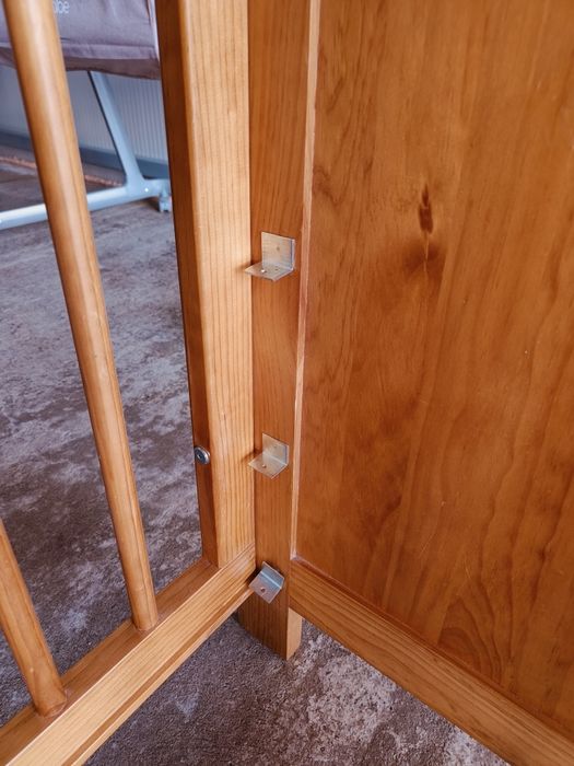 Дървено бебешко легло с три степени на матрака