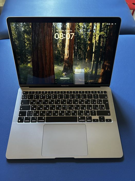 Macbook air 13    m1    2020 8 gb 256 gb