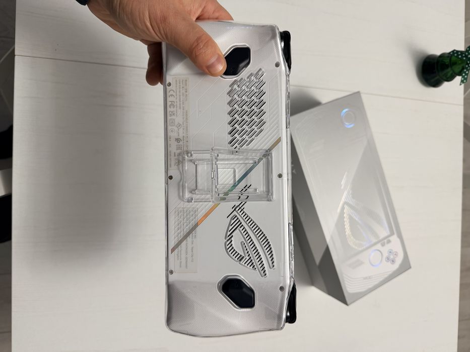 Asus Rog Ally Z1 Extreme  16 GB RAM 1 TB Baterie 80Wh