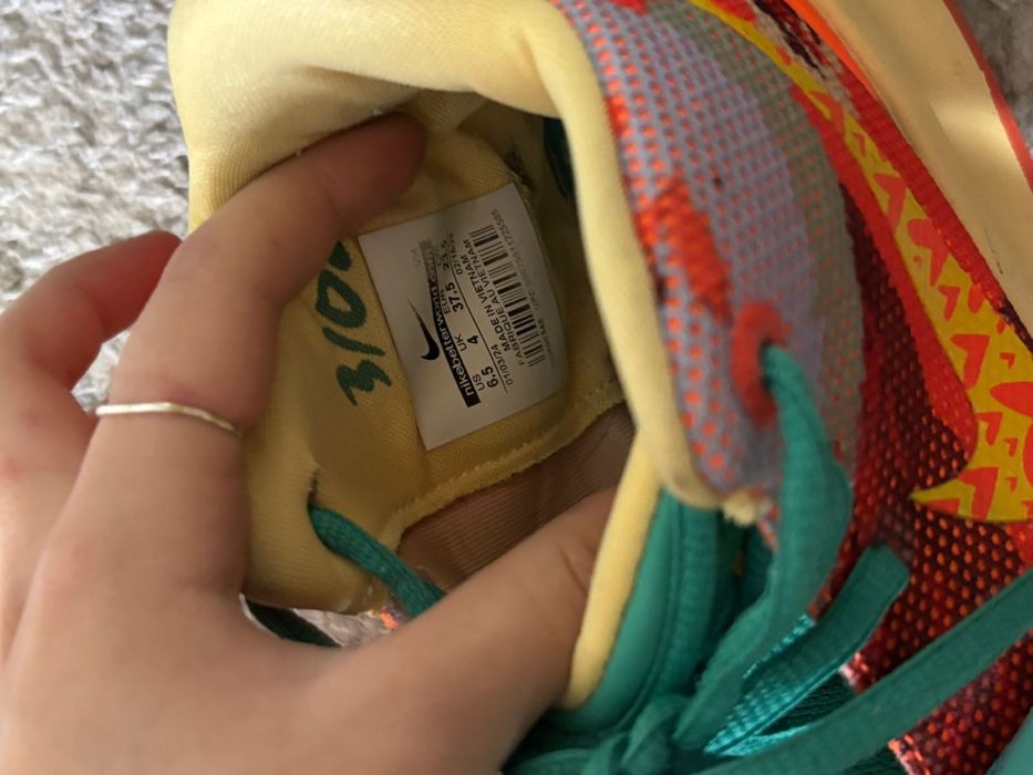 Продам кроссовки Кари