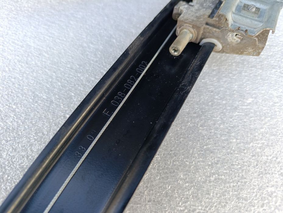 Macara geam usa dreapta fata pasager Volkswagen Scirocco 1K8837402P