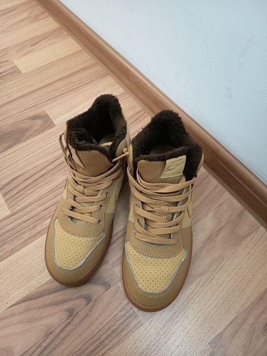 Adidasi nike de iarna