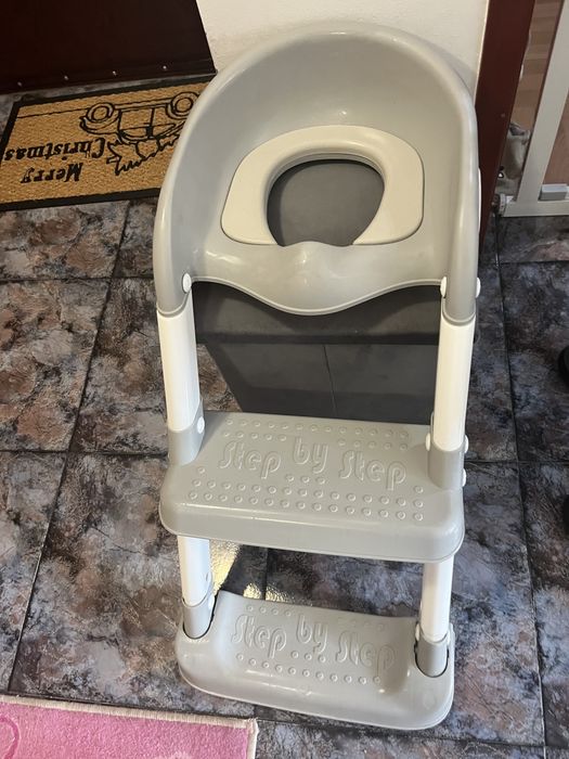 Vând reductor de baie cu scari de copii