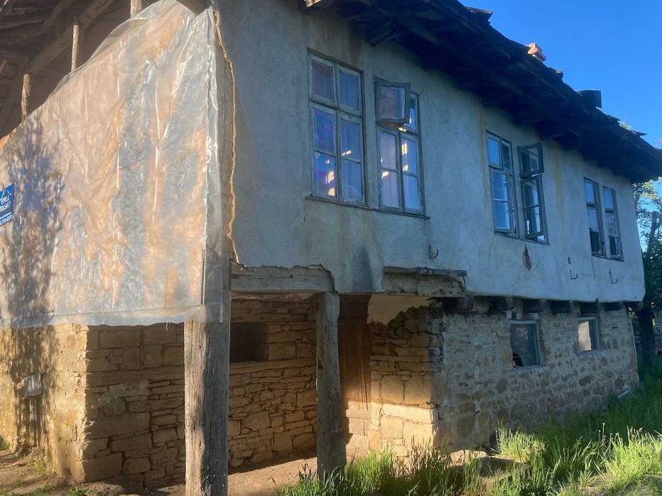 Продавам къща гредоред (80 кв.м) с плевня и 1 декар двор в с. Лесичарка