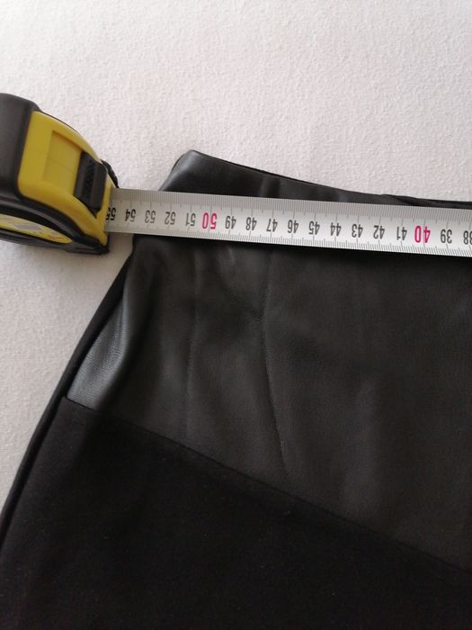 Дамска пола от изкуствена кожа.