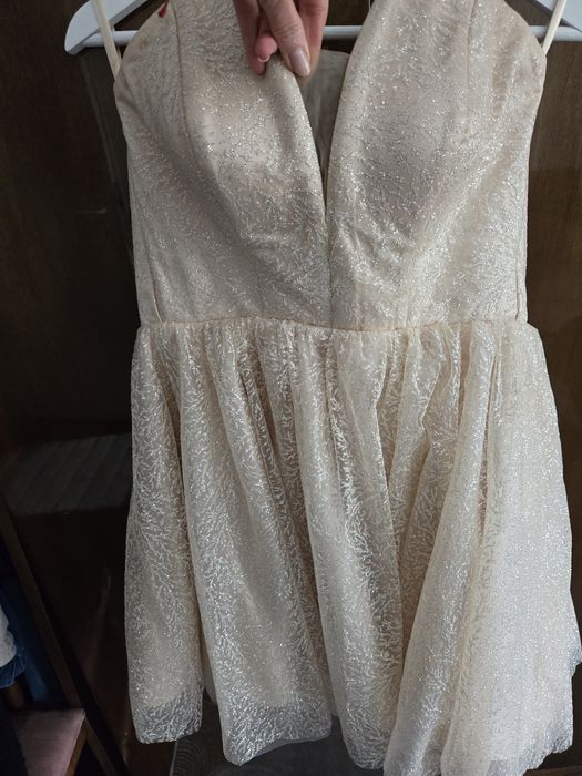 Бална рокля в шампанско.