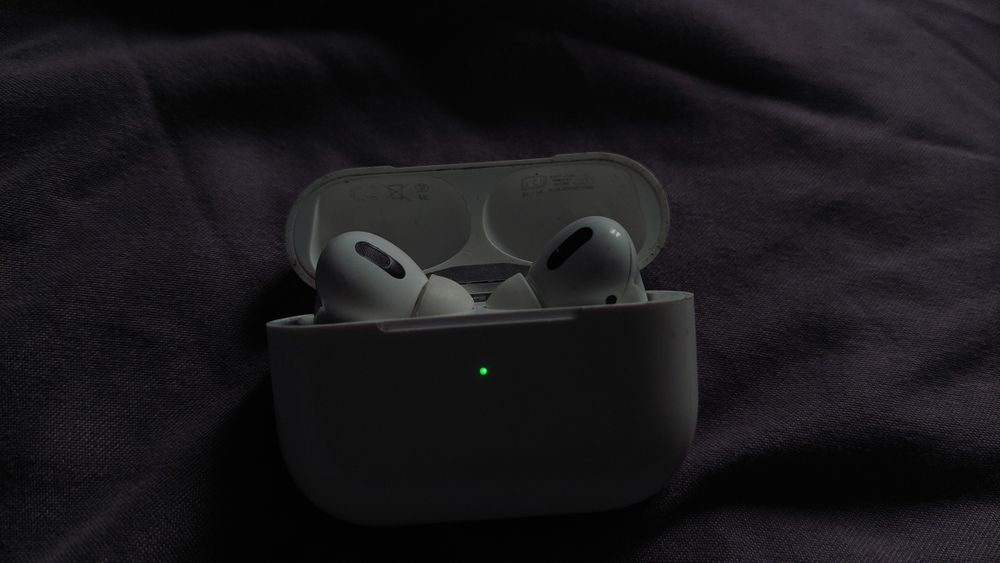 AirPods PRO вторые с чехлом