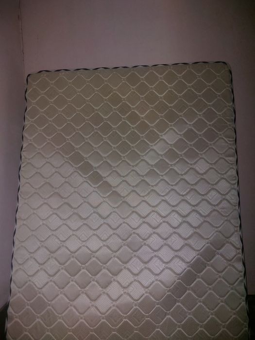 Продаём кровать  с матрасом и 2 кресла