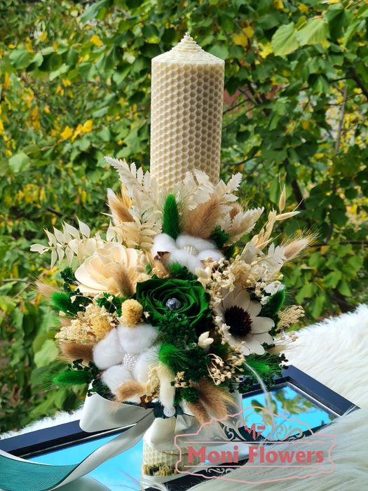 Lumânare de botez handmade din ceară naturală tip fagure – flori criogenate și uscate