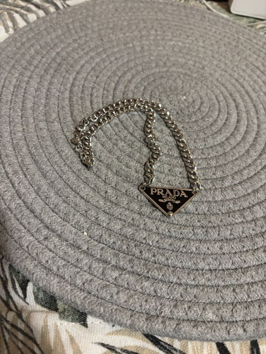 Prada Symbole Triangle колие с триъгълна висулка от нераждаема стомана унисекс черно и сребристо