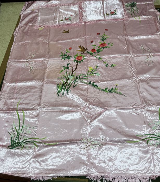 Комплект покривало с наволочками.