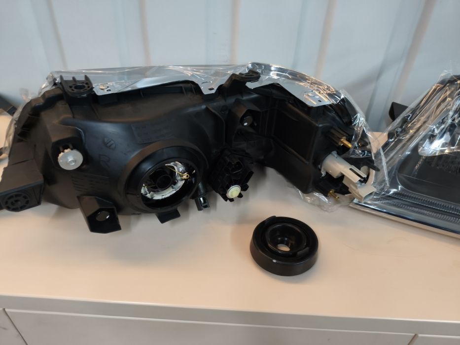 Фары Mitsubishi Montero Sport