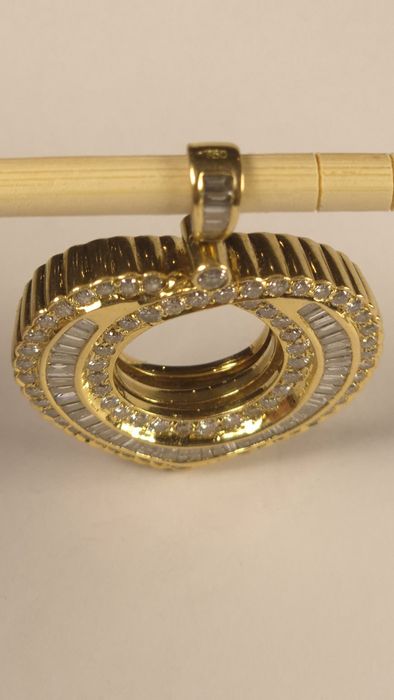 Золотой кулон с брилиантами