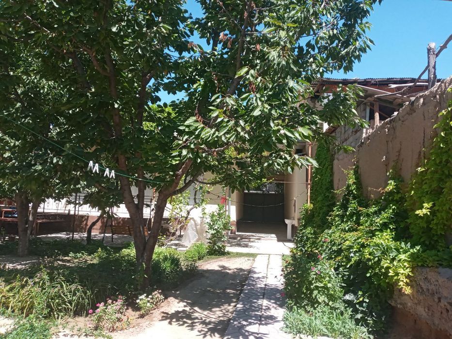 Uchastka sotiladi 6sotix 7 xona