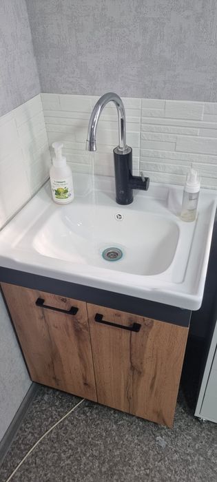 Раковина с тумбочкой и смесителем