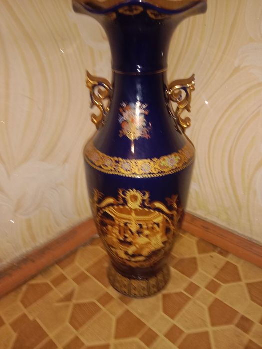 Интерьер дома, напольная ваза