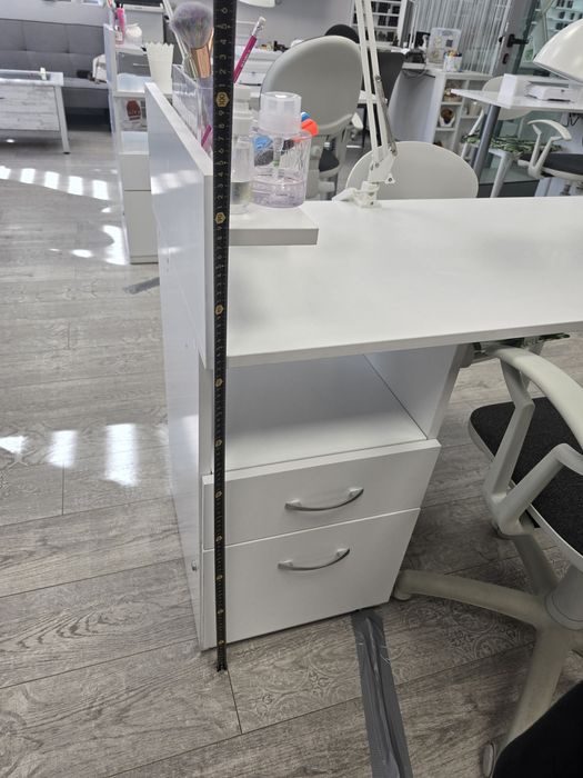 Бюро за маникюр бяло