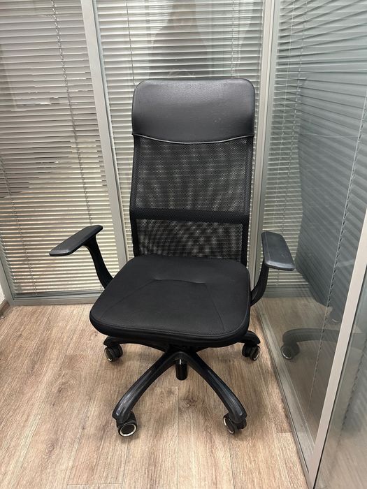 Офисные кресла разные