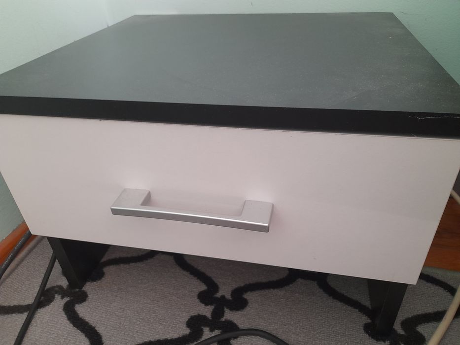 2 броя ношни шкафчета