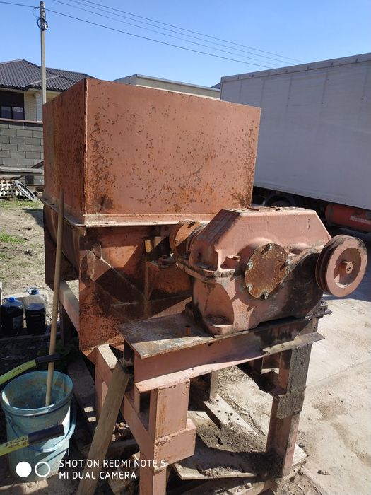 Бетоносмеситель вальцовый.