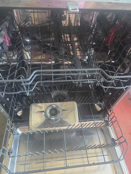 Mașină de spălat vase Whirlpool – stare foarte bună
