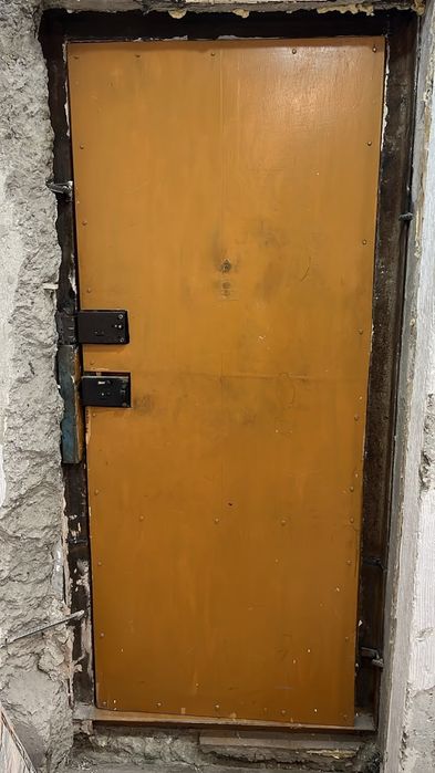 Продам металлическую дверь (80×190)
