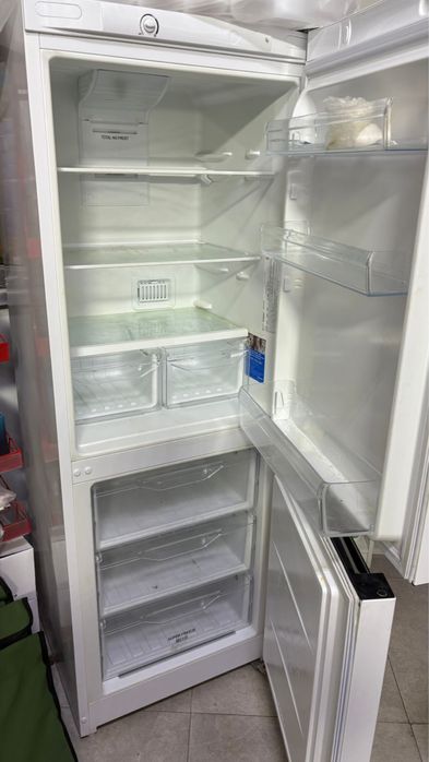 Холодильник Indesit двухкамерный