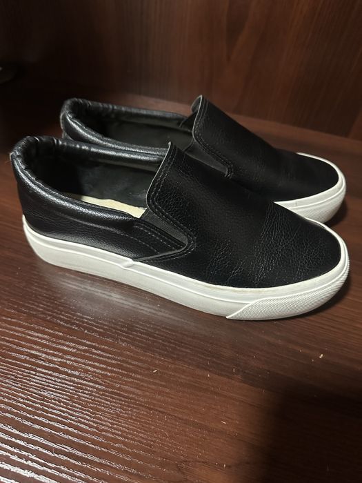 Женские черные слипоны с белой подошвой 24см