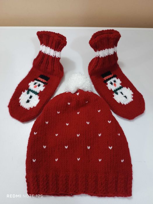 Ръчно плетен детски комплект – шапка и чорапи