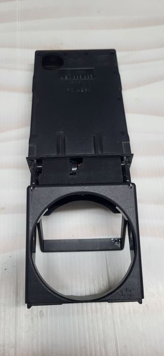 Подстаканник и динамик с сетками.