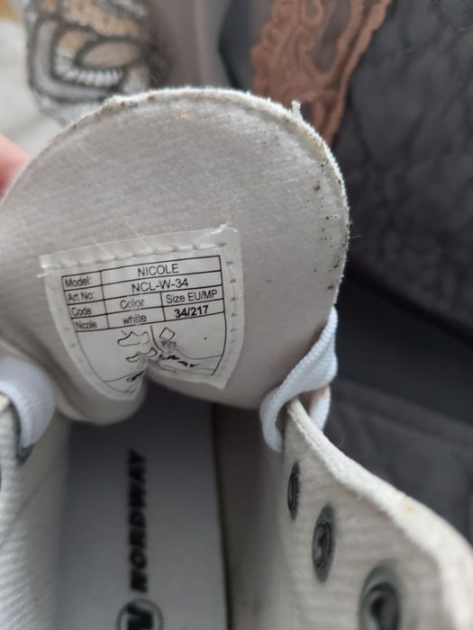 Ақ түсті қыз баласына арналған коньки