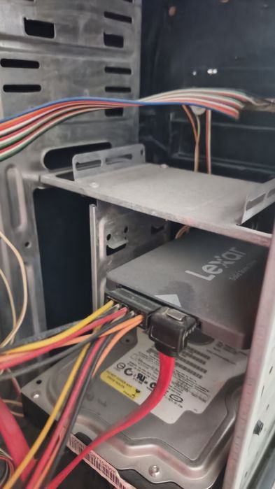 Kompyuter sotiladi arzon narxda yana kelishamiz