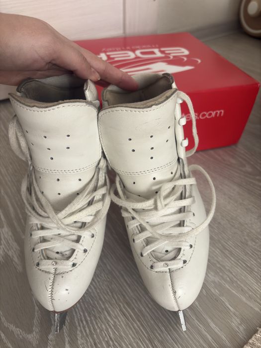 Коньки для фигурного катания.