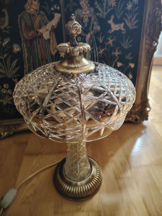 Lampă de masă vintage  realizată din cristal tăiat manual, având o bază și accente din alama și  bronz.