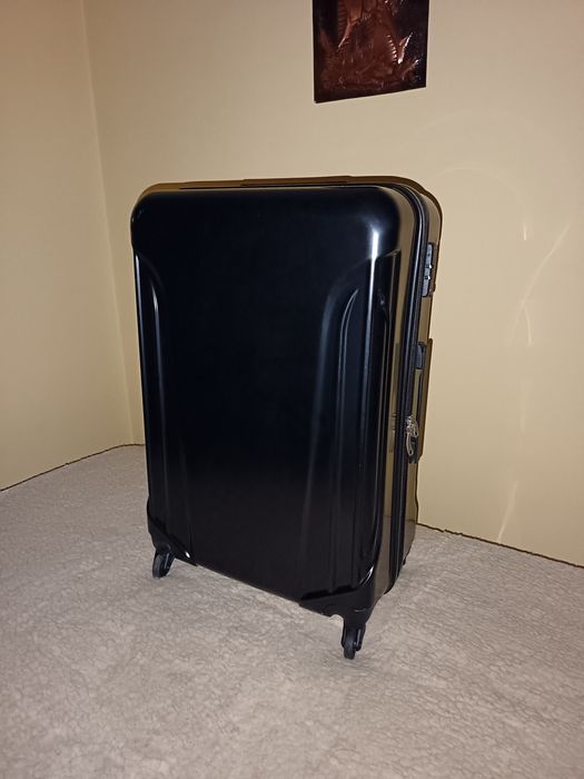 Продавам чисто нов комплект куфари