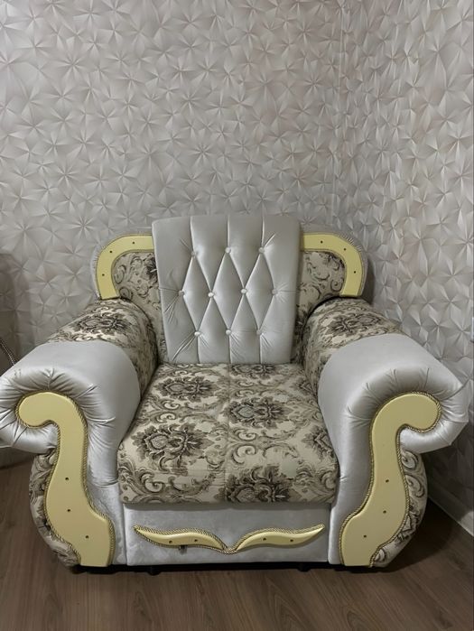 Продам 2 королевских кресла