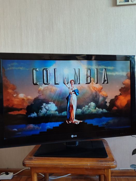 Караганда Продам телевизор 110 диагональ с подарками