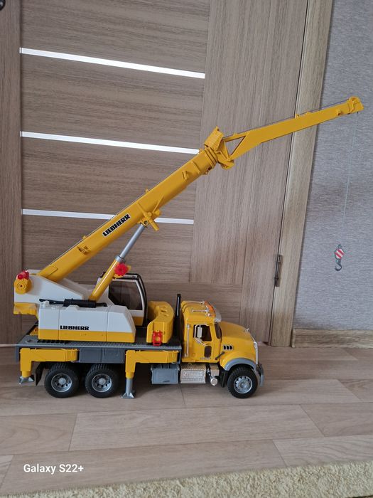 Машинка кран    liebherr