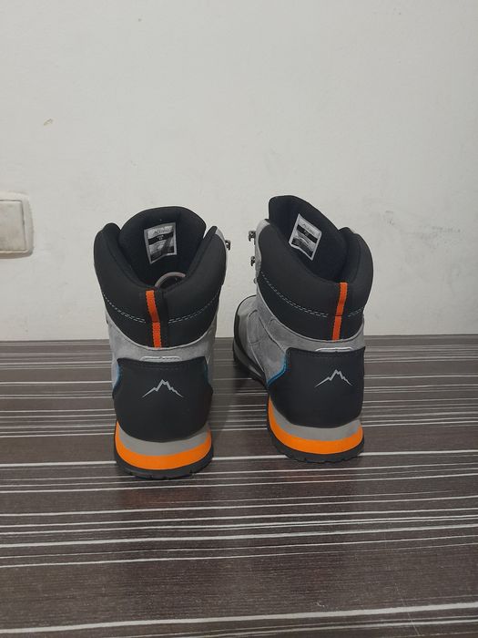 Продавам туристически обувки