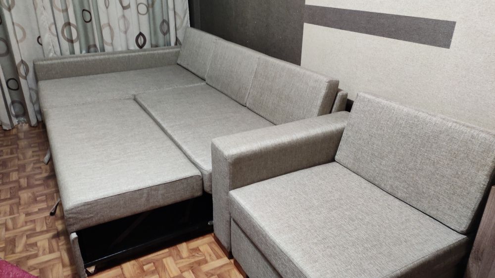 Стильный, большой, раскладной диван из трёх модулей. Б. У.