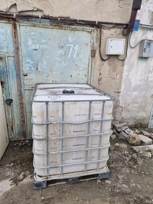 Продаётся пластиковая кубовая ёмкость для воды б/у.25000 тенге .