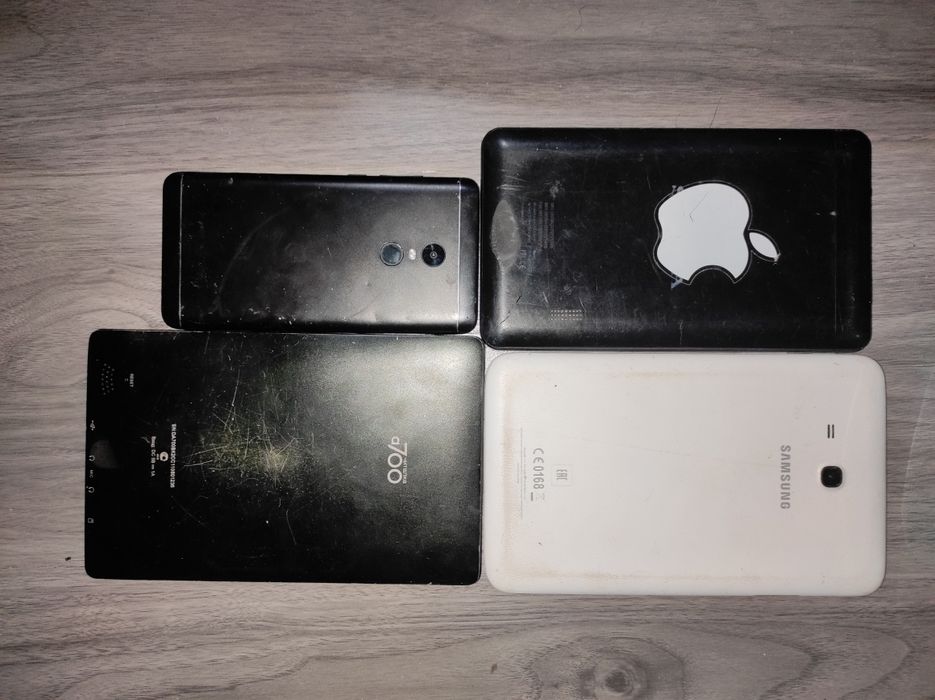 Все 54 телефона, 2 планшета и читалка