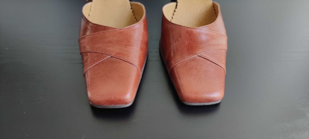 vand pantofi piele naturala interior + exterior  numarul 39,5 - 40 cu toc 5 cm, eleganti, NOI
