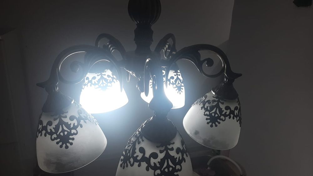 продаются люстры