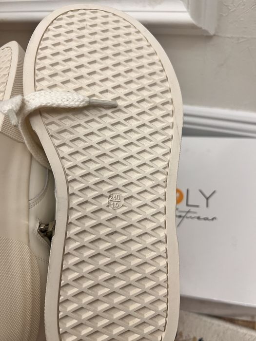 Новые кожаные белые кроссовки в 38 размере