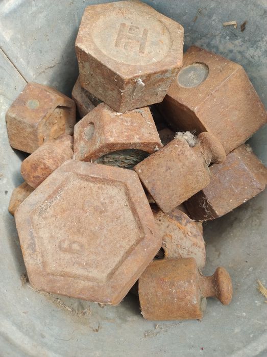 Vând cantar vechi din lemn cu greutati