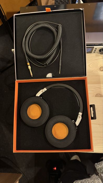 Neumann NDH 20 ( като нови )