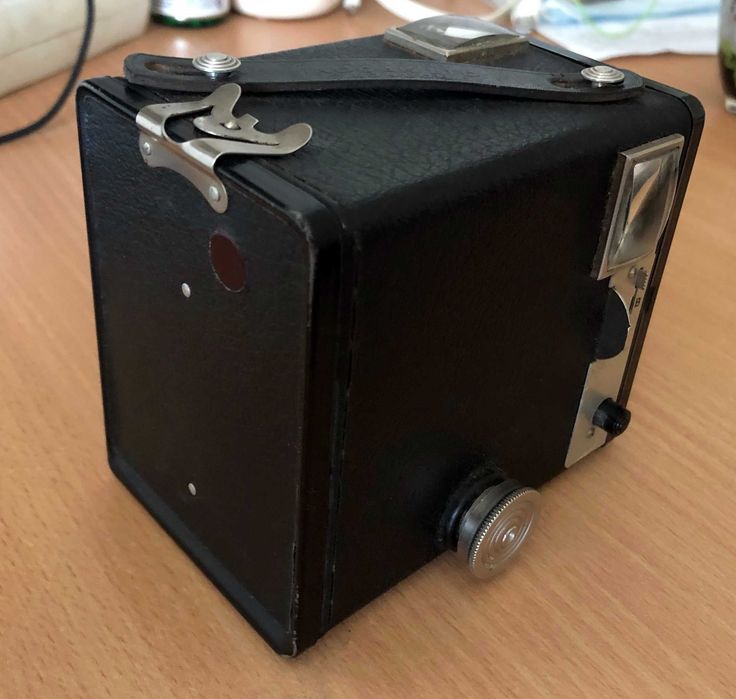 Aparat foto vintage 1946 Kodak SIX-20 Brownie model D 620 film box